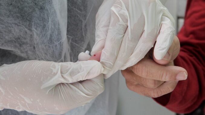 3-detalhe-gota-amostra-coleta-teste-rapido-creditos-daniela-xu-epidemiologia-ufpel