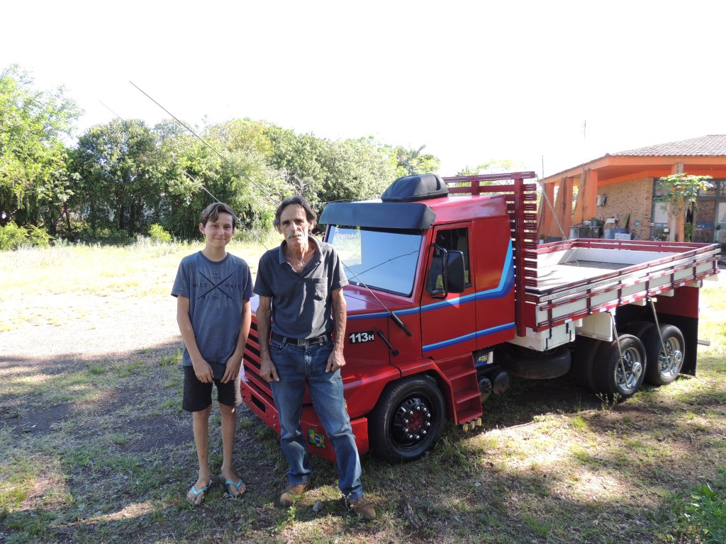 Alegretense cria um caminhão de brinquedo e faz sucesso com