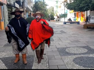 Casal Gaúcho no calçadão de Alegrete