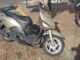 Acidente entre caminhão baú e moto deixa homem ferido