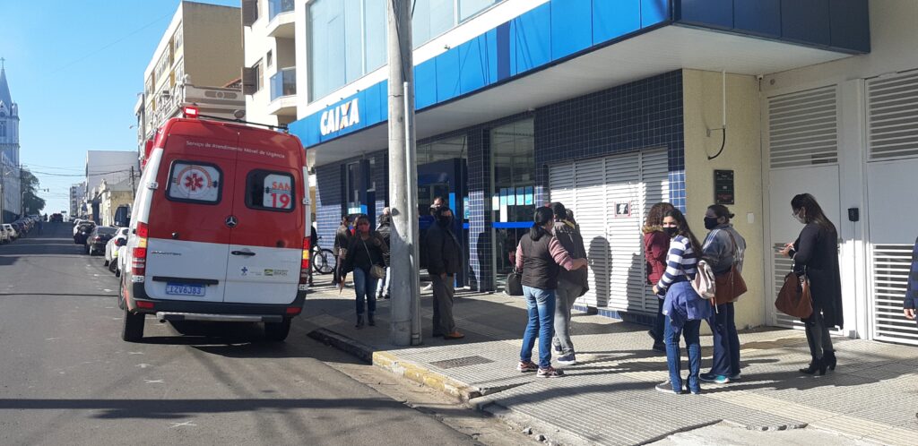 Homem passa mal em filas da Caixa Federal em Alegrete