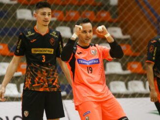 Vaghetti (19), anotou um golaço por cobertura, chutando de sua área.