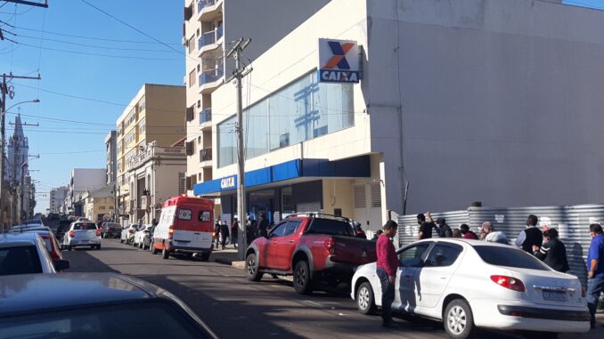 Fila na Caixa Econômica Federal em Alegrete Fila na Caixa Econômica Federal em Alegrete