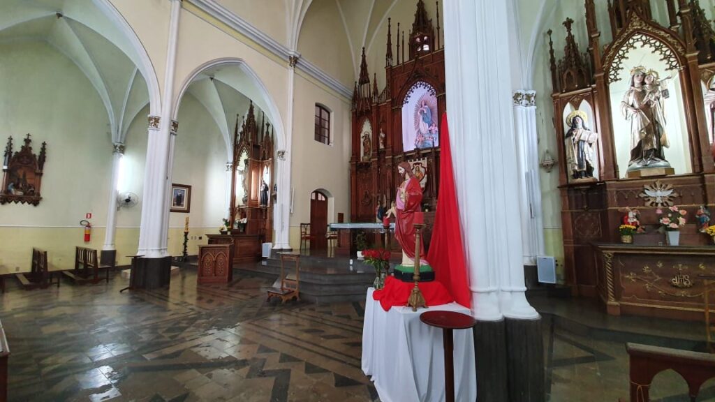 Interior da Igreja - altares