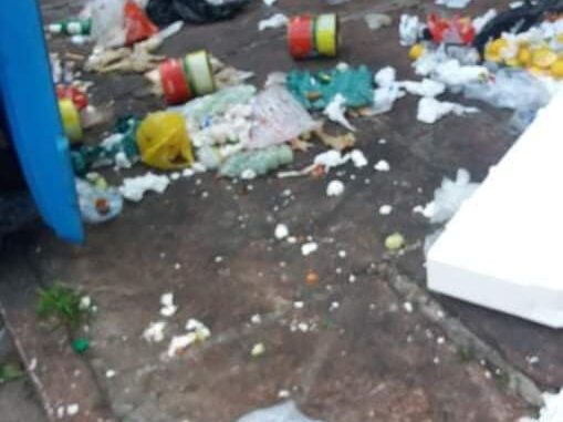 Vandalismo com lixo espalhado Vandalismo com lixo espalhados pelas ruas