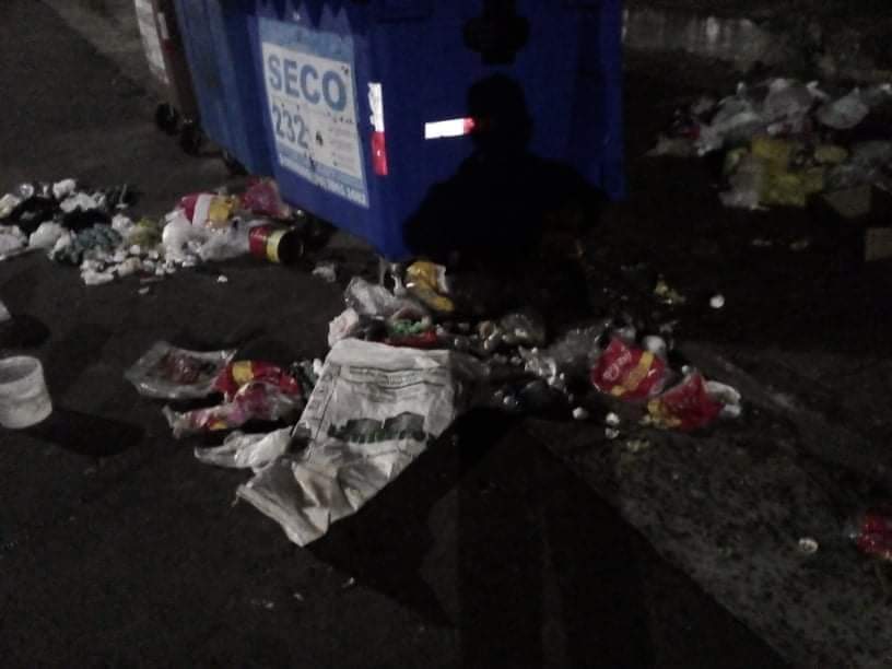 Vandalismo com lixo espalhado pelas ruas