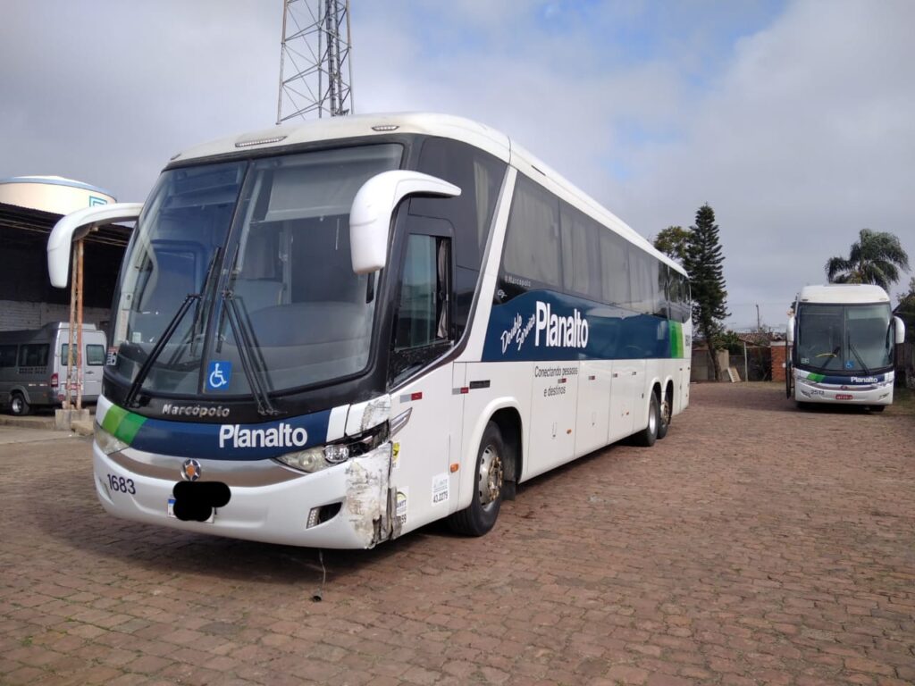 Acidente - carro/ônibus - BR 290 - Alegrete - foto divulgação PRF