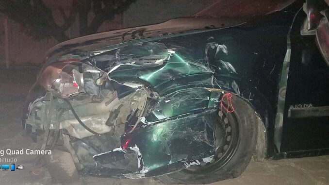 Acidente Cassio Canto - motorista colidiu em carro estacionado Acidente Cassio Canto - motorista colidiu em carro estacionado