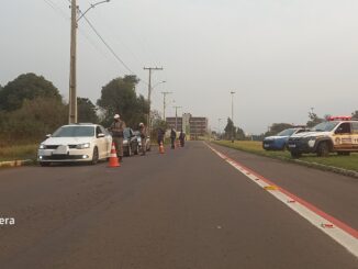 Blitz da BM e GM abordou dezenas de veículos na Avenida Tiaraju