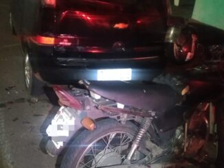 Motociclista bate em carro estacionado na Avenida Assis Brasil