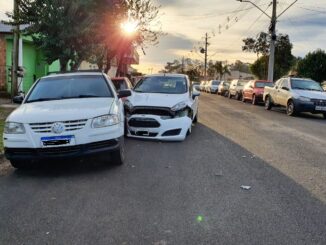 Acidente envolve três veículos na Avenida Eurípedes Brasil Milano