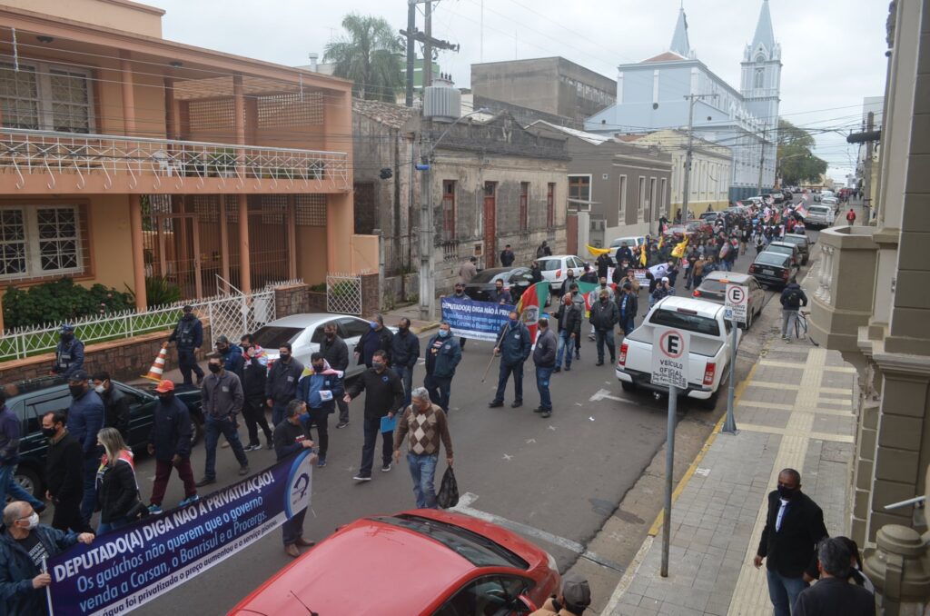 Manifestantes acamparam em frente a Câmara