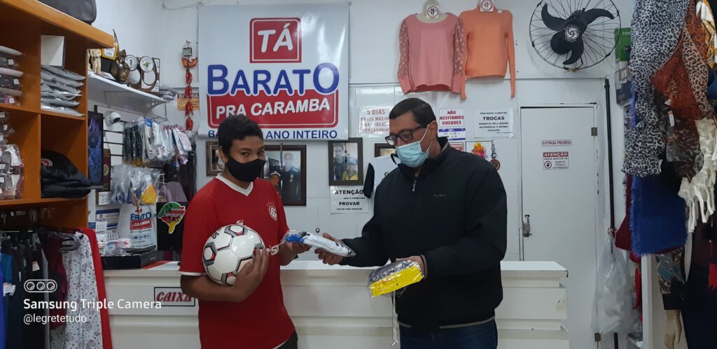 Presidente da LAF entrega bola de futebol