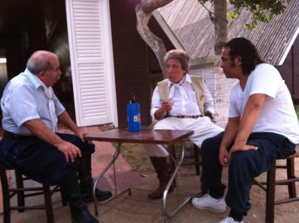 Ernesto conversando com o pai e o Tio Nico