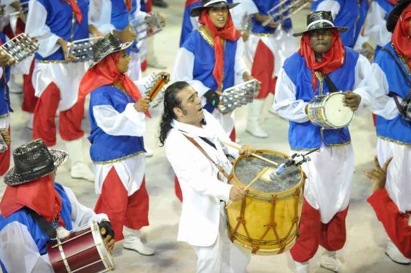 Ernesto na bateria da Escola de Samba