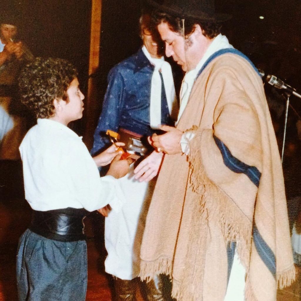 No Alegrete recebendo o troféu de Chula da Campereada nas mãos do tio Nico Fagundes