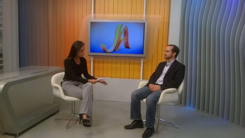Gabriela na bancada do Jornal do Almoço