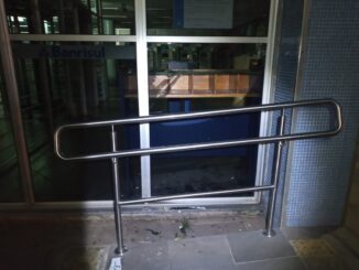 Homem, descontrolado,quebra vidraça de banco