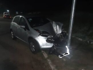 Motorista perde controle da direção e bate em placa de sinalização