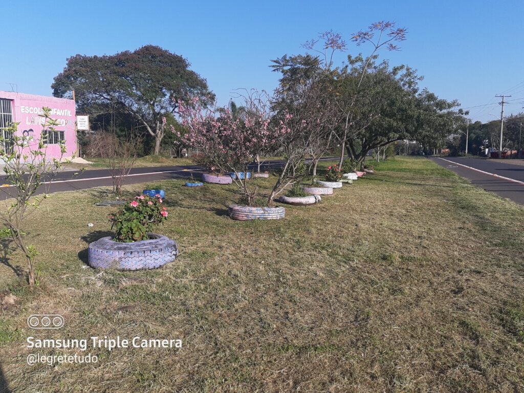 Avenidas com floreiras de pneus em Alegrete