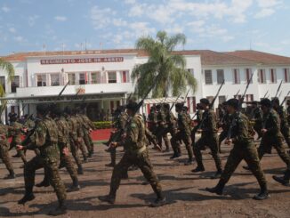 Tropa desfilou em homenagem ao Regimento