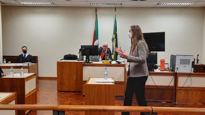 Réu acusado de tentava de homicídio por vingança, foi absolvido pelo Tribunal do Júri Réu acusado de tentava de homicídio por vingança, foi absolvido pelo Tribunal do Júri