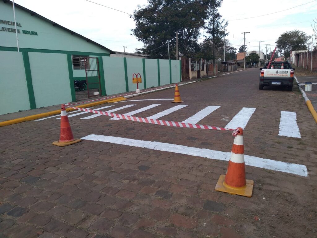Setor de Sinalização de Trânsito da Prefeitura realiza reparos em vias públicas