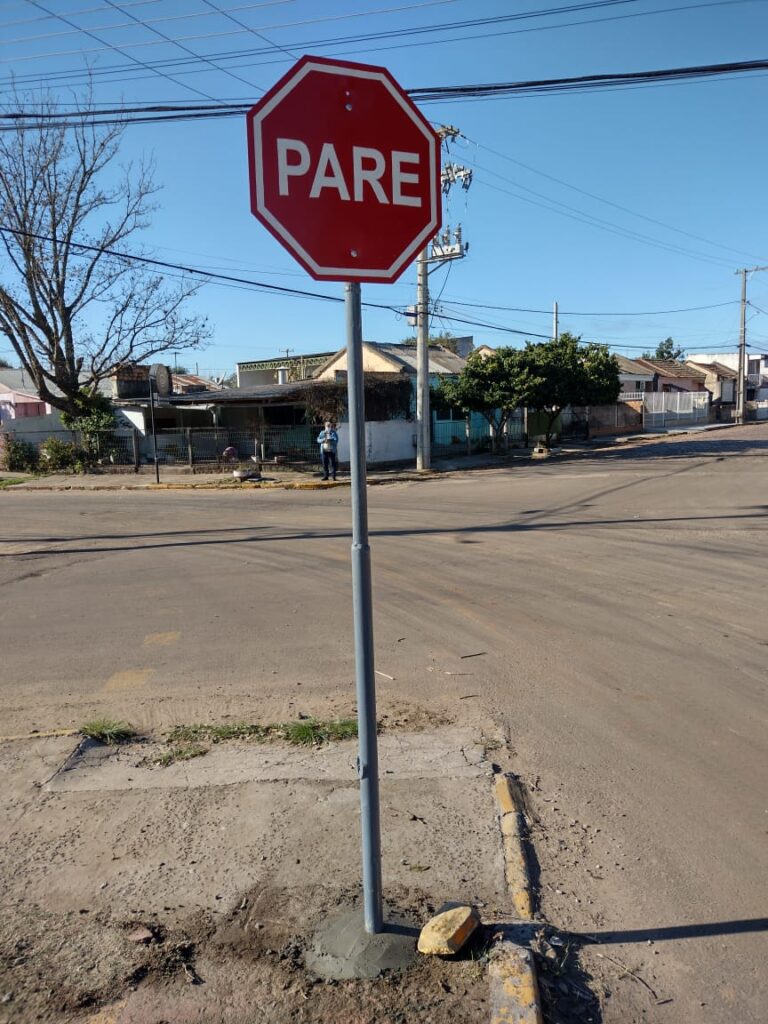 Setor de Sinalização de Trânsito da Prefeitura realiza reparos em vias públicas