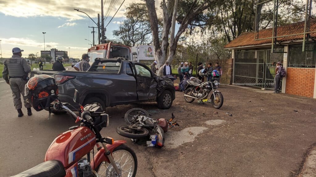 Grave acidente entre Honda e Strada na Avenida Tiaraju