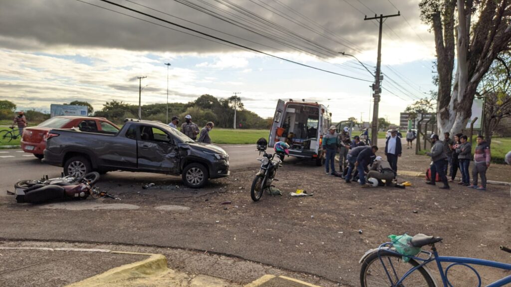 Grave acidente entre Honda e Strada na Avenida Tiaraju