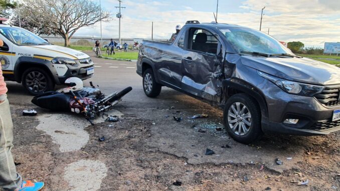 Grave acidente entre Honda e Strada na Avenida Tiaraju Grave acidente entre Honda e Strada na Avenida Tiaraju