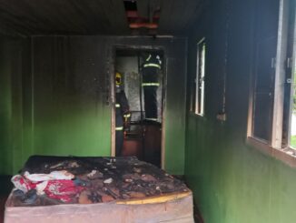 Morador perde tudo em incêndio de residência na Assis Brasil