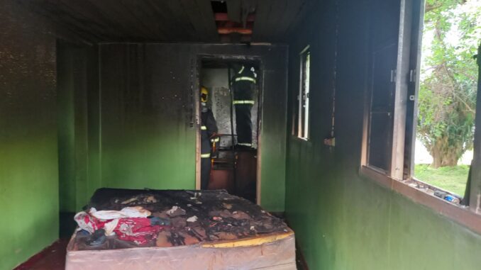 Morador perde tudo em incêndio de residência na Assis Brasil Morador perde tudo em incêndio de residência na Assis Brasil