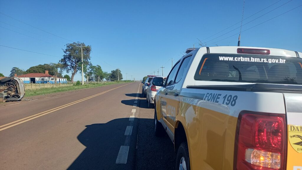 Caminhonete capota e homem que estava na carroceria é arremessado