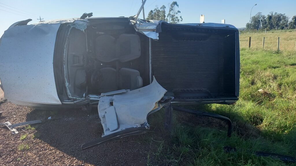 Caminhonete capota e homem que estava na carroceria é arremessado