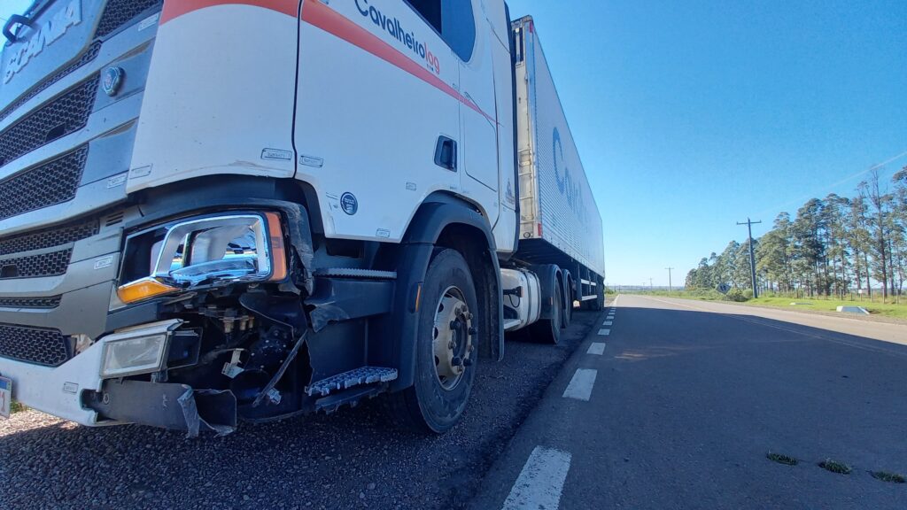 Caminhonete capota e homem que estava na carroceria é arremessado