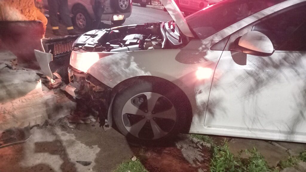Grave acidente, em cruzamento, deixa casal ferido