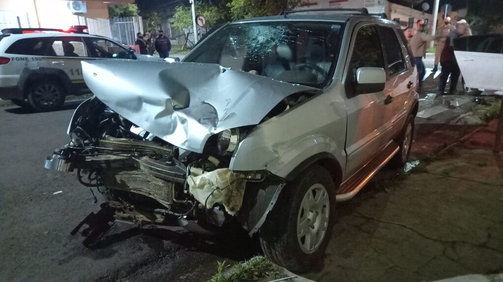 Grave acidente, em cruzamento, deixa casal ferido