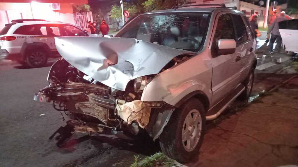 Grave acidente, em cruzamento, deixa casal ferido