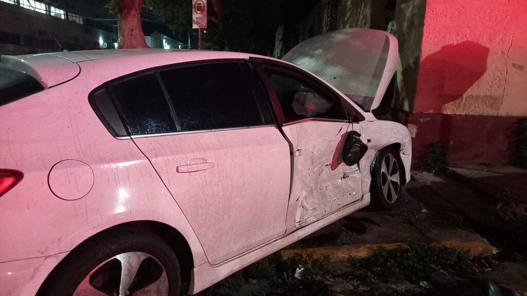 Grave acidente, em cruzamento, deixa casal ferido