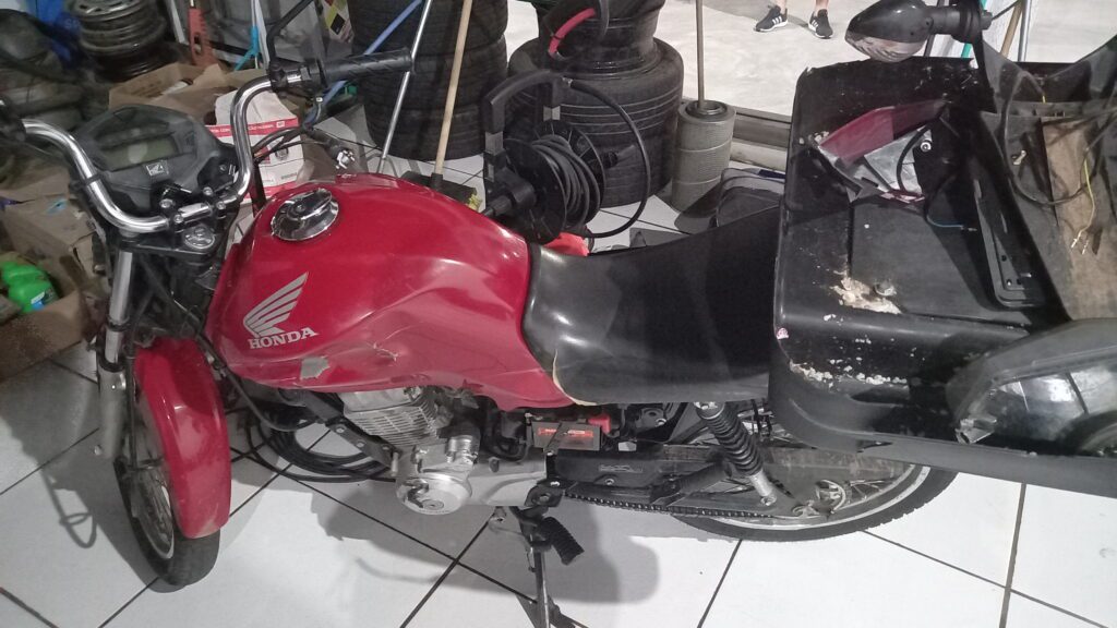 Motociclista sofre ferimentos ao ter a frente cortada por Palio