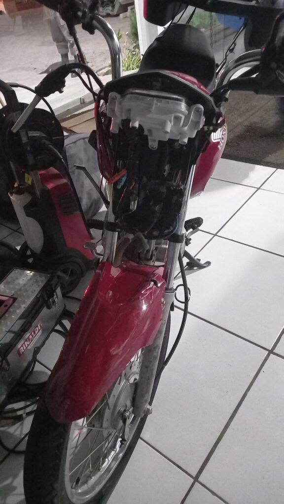 Motociclista sofre ferimentos ao ter a frente cortada por Palio