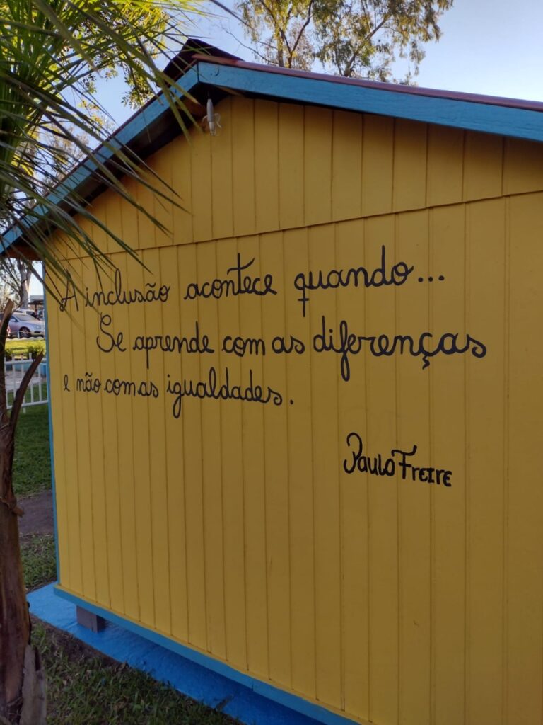 casinha com uma frase de Paulo Freire