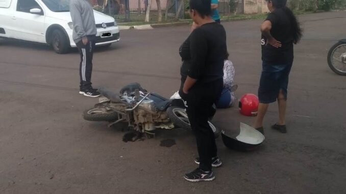 Acidente entre caminhonete e moto deixa mulher ferida na Zona Leste Acidente entre caminhonete e moto deixa mulher ferida na Zona Leste