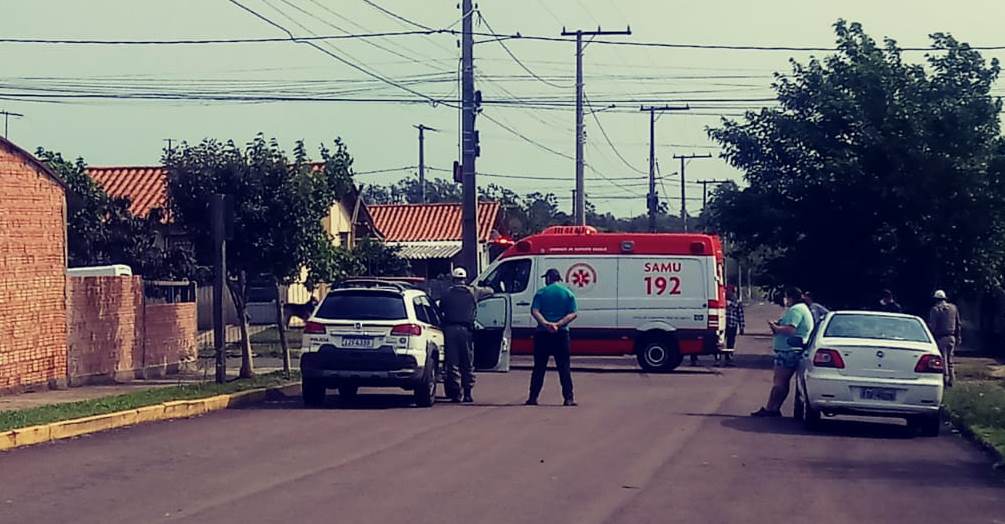 Acidente entre caminhonete e moto deixa mulher ferida na Zona Leste