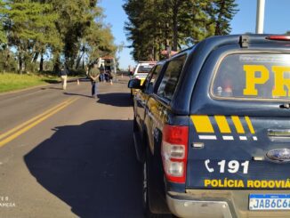Acidente entre moto e caminhão deixa homem ferido na BR 290