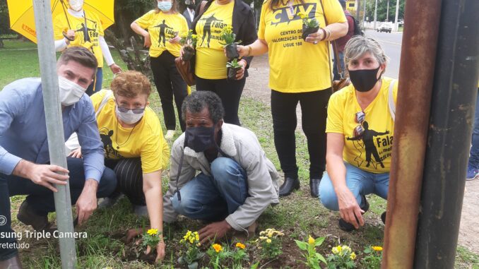 Ato na ponte Borges de Medeiros encerra o Setembro Amarelo Ato na ponte Borges de Medeiros encerra o Setembro Amarelo