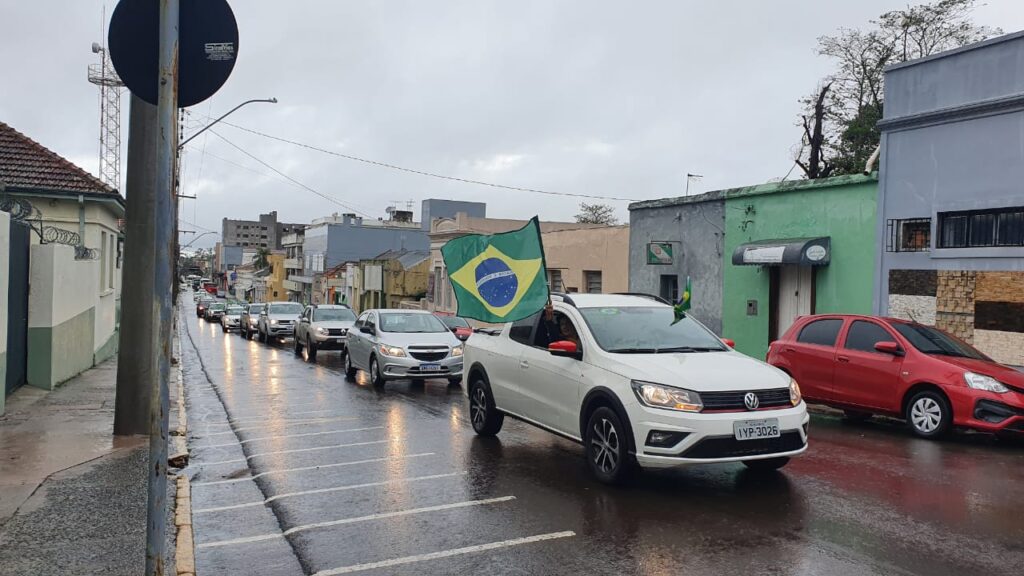 Bolsonaristas tomam às ruas da cidade em meio a muita chuva