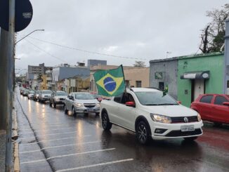 Bolsonaristas tomam às ruas da cidade em meio a muita chuva