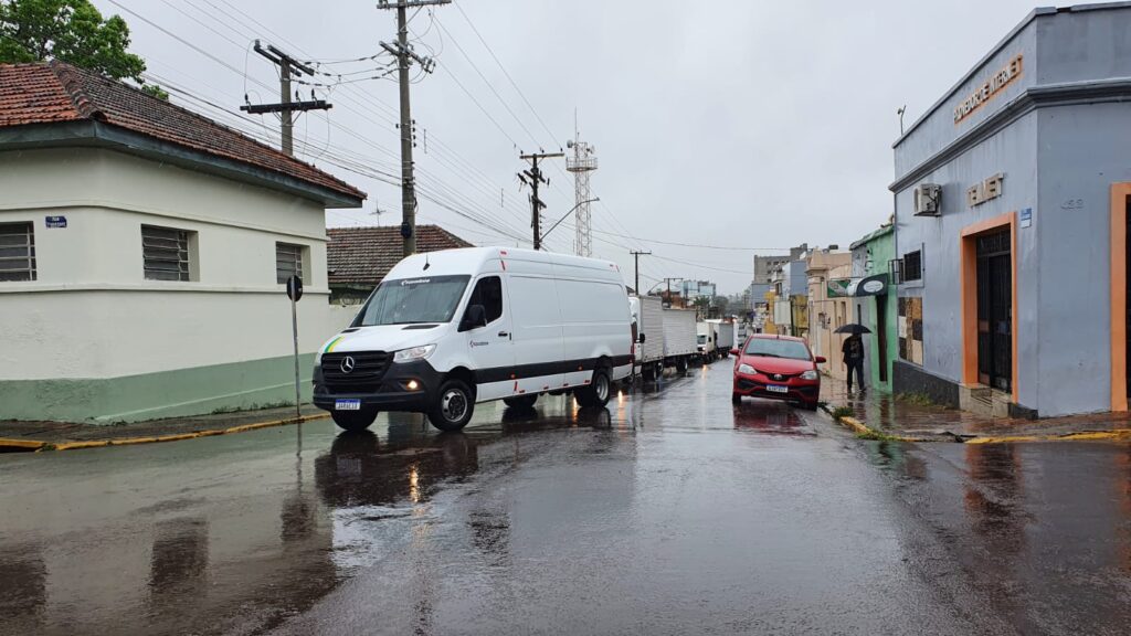 Bolsonaristas tomam às ruas da cidade em meio a muita chuva